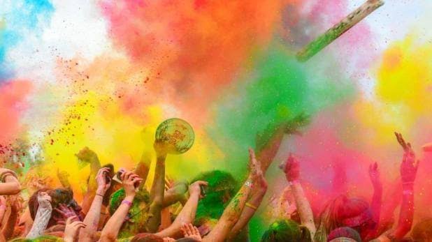 A chopper-like weapon attack the back of a worker playing with paint | रंग खेळत असलेल्या कामगाराच्या पाठीवर चॉपरसारख्या हत्याराने वार; निगडीतील घटना A chopper-like weapon attack the back of a worker playing with paint | रंग खेळत असलेल्या कामगाराच्या पाठीवर चॉपरसारख्या हत्याराने वार; निगडीतील घटना