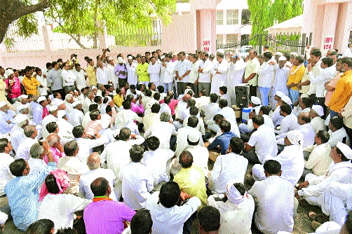 Movement in Aurangabad due to delay in the recurrence of nominations | नांमकातून आवर्तनाला उशीर झाल्याने औरंगाबादेत आंदोलन Movement in Aurangabad due to delay in the recurrence of nominations | नांमकातून आवर्तनाला उशीर झाल्याने औरंगाबादेत आंदोलन