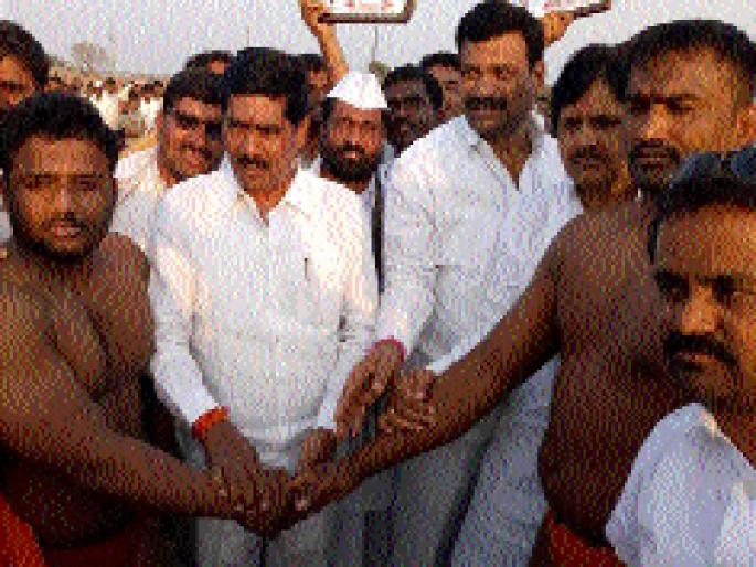 Political opponents gather on wrestling | राजकीय विरोधक कुस्तीच्या फडावर एकत्र