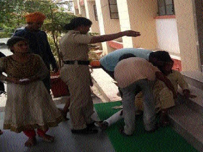 With the help of stealing the boats, keep the bead's woman in the bedroom; 9 cases filed against them | वराह चोरीच्या कारणावरुन बीडच्या महिलेस वडवणीत ठेवले डांबून; ९ जणांवर गुन्हा दाखल With the help of stealing the boats, keep the bead's woman in the bedroom; 9 cases filed against them | वराह चोरीच्या कारणावरुन बीडच्या महिलेस वडवणीत ठेवले डांबून; ९ जणांवर गुन्हा दाखल