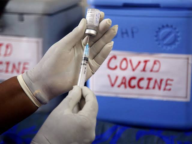 The vaccination only on paper ; confusion in the system and time to return empty handed to the citizens in the pune | लसीकरणाचा फक्त गाजावाजा; पुण्यात सावळा गोंधळ, नागरिकांवर रिकाम्या हाती परतण्याची वेळ The vaccination only on paper ; confusion in the system and time to return empty handed to the citizens in the pune | लसीकरणाचा फक्त गाजावाजा; पुण्यात सावळा गोंधळ, नागरिकांवर रिकाम्या हाती परतण्याची वेळ