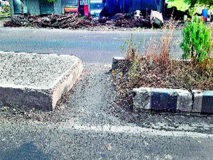 Disadvantages of drivers due to dividing dividers during Pimpals-Natale | पिंपळस-नैताळेदरम्यानदुभाजक तोडल्याने वाहनचालकांची गैरसोय Disadvantages of drivers due to dividing dividers during Pimpals-Natale | पिंपळस-नैताळेदरम्यानदुभाजक तोडल्याने वाहनचालकांची गैरसोय