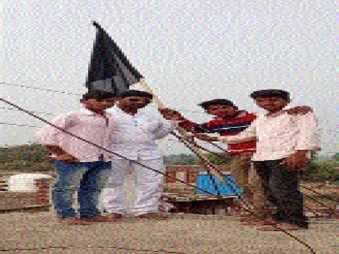 The ban of the government by using black flags | काळे झेंडे लावून शासनाचा निषेध The ban of the government by using black flags | काळे झेंडे लावून शासनाचा निषेध