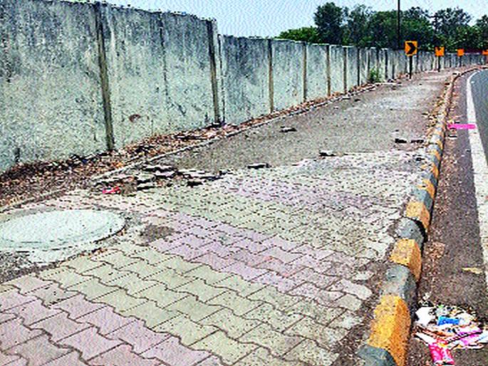  Thieves and thieves on the Peaver block | ढापे अन् पेव्हर ब्लॉकवर चोरट्यांचा डल्ला