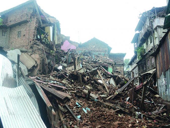 The problems of the village wadas also persist | गावठाणातील वाड्यांच्या समस्याही कायम