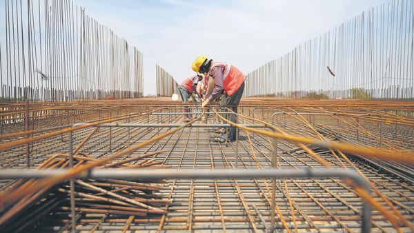 New public works were stopped until March | नवी सार्वजनिक बांधकामे मार्चपर्यंत थांबविली New public works were stopped until March | नवी सार्वजनिक बांधकामे मार्चपर्यंत थांबविली