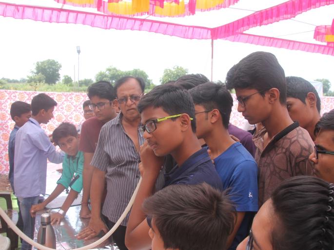 700 students take training of science | अपूर्व मेळाव्यात ७०० विद्यार्थ्यांनी गिरविले विज्ञानाचे धडे 700 students take training of science | अपूर्व मेळाव्यात ७०० विद्यार्थ्यांनी गिरविले विज्ञानाचे धडे