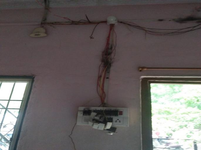  The jumper on the pillar was broken, both were burnt in retail | खांबावरील जम्पर तुटले, दोघे किरकोळ भाजले