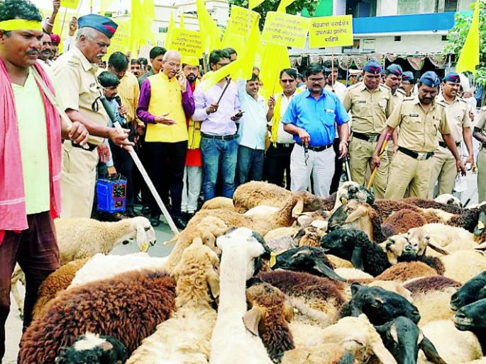 Agitation for the reservation of Dhangar community; Stop the route on the Nagpur-Wardha highway | धनगर समाजाचा आरक्षणासाठी एल्गार; नागपूर-वर्धा महामार्गावर रास्ता रोको Agitation for the reservation of Dhangar community; Stop the route on the Nagpur-Wardha highway | धनगर समाजाचा आरक्षणासाठी एल्गार; नागपूर-वर्धा महामार्गावर रास्ता रोको