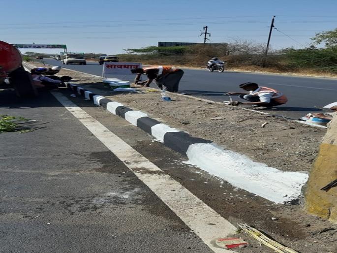 Starting of Khadade Bhavan on Aurangabad-Nagarod | औरंगाबाद-नगररोडवर खड्डेभरणी सुरू Starting of Khadade Bhavan on Aurangabad-Nagarod | औरंगाबाद-नगररोडवर खड्डेभरणी सुरू