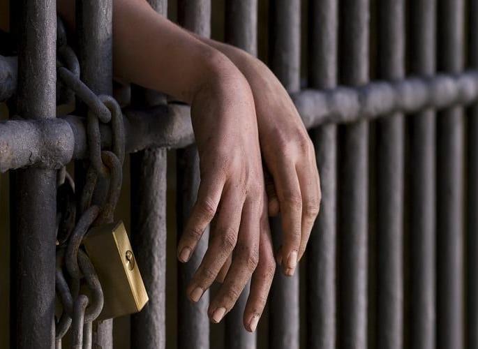 14 jailed for stealing petrol from railway wagons | रेल्वेच्या वॅगनमधून पेट्राेल चाेरणाऱ्या १४ जणांना कारावास 14 jailed for stealing petrol from railway wagons | रेल्वेच्या वॅगनमधून पेट्राेल चाेरणाऱ्या १४ जणांना कारावास