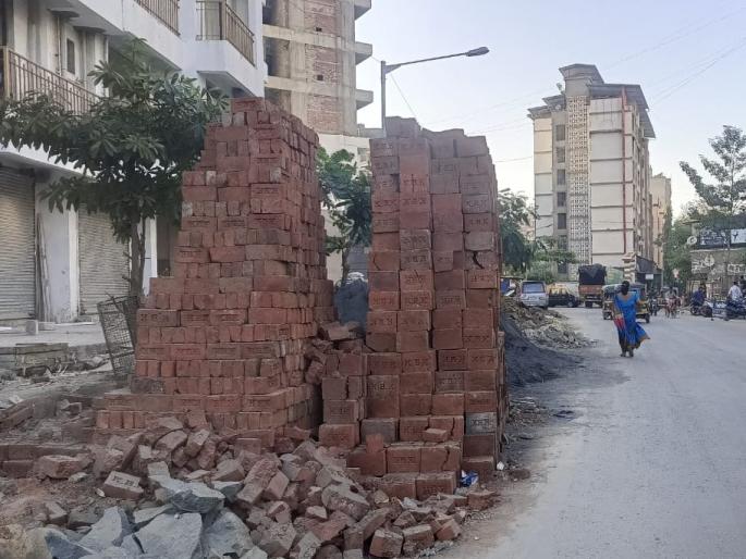 Roads - encroachment of construction materials on sidewalks; Even putting material in the trees killed the trees | रस्ते - पदपथ वर बांधकाम साहित्याचे अतिक्रमण; झाडांमध्ये देखील साहित्य टाकल्याने झाडं मेली Roads - encroachment of construction materials on sidewalks; Even putting material in the trees killed the trees | रस्ते - पदपथ वर बांधकाम साहित्याचे अतिक्रमण; झाडांमध्ये देखील साहित्य टाकल्याने झाडं मेली