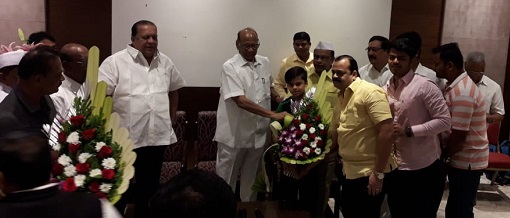 Sharad Pawar's craze has increased in Auburn | शरद पवारांची आबावृद्धांमध्ये वाढली ‘क्रेझ’ Sharad Pawar's craze has increased in Auburn | शरद पवारांची आबावृद्धांमध्ये वाढली ‘क्रेझ’