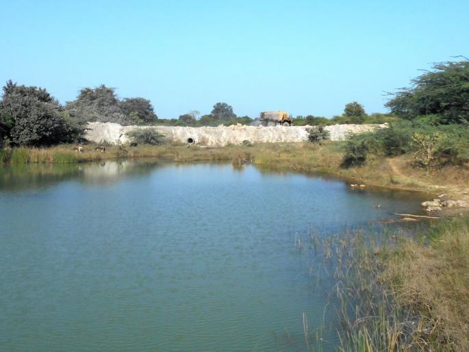 WCL interrupt Irri river in the Chandrapur district | चंद्रपूर जिल्ह्यात वेकोलिने अडविला इरई नदीचा प्रवाह