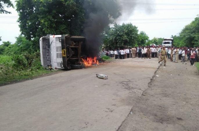 In the Nagpur district a truck hit two school children | नागपूर जिल्ह्यात ट्रकने दोन शालेय विद्यार्थ्यांना चिरडले In the Nagpur district a truck hit two school children | नागपूर जिल्ह्यात ट्रकने दोन शालेय विद्यार्थ्यांना चिरडले