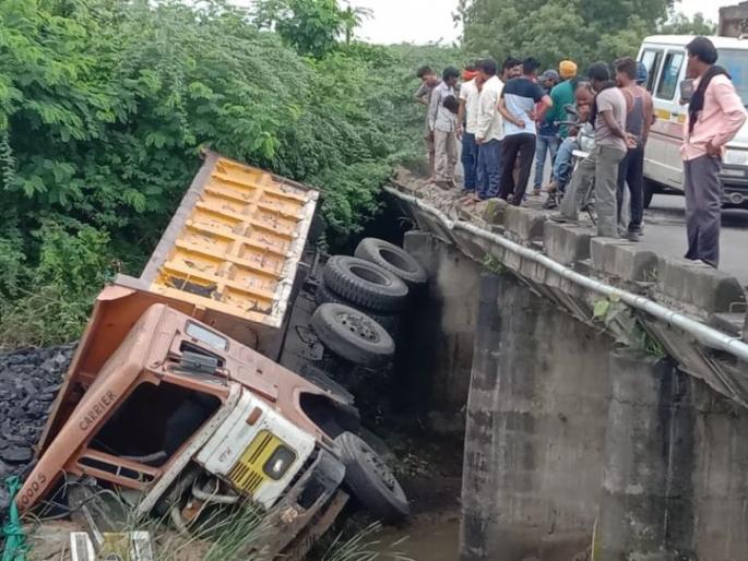 A truck transporting coal crashed under a bridge in Chandrapur district | चंद्रपूर जिल्ह्यात कोळसा वाहतूक करणारा ट्रक पुलाखाली कोसळला