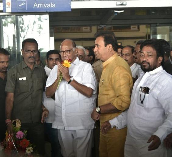 Sharad Pawar arrives at Nagpur Airport | शरद पवार यांचे नागपूर विमानतळावर आगमन Sharad Pawar arrives at Nagpur Airport | शरद पवार यांचे नागपूर विमानतळावर आगमन