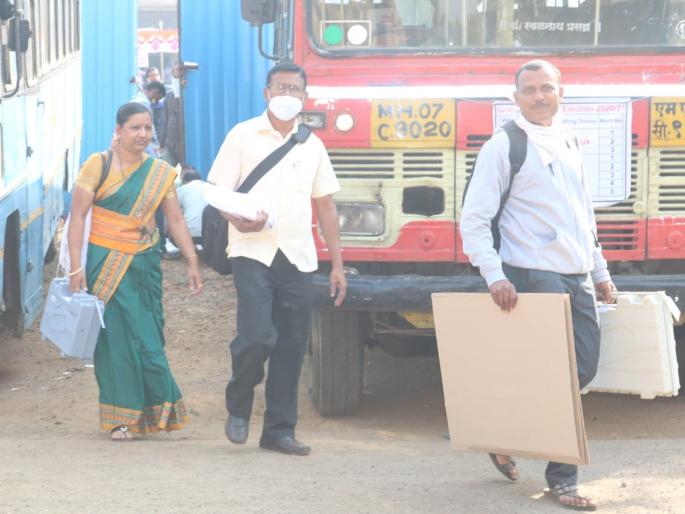 The district administration is ready to conduct the election | निवडणूक पार पाडण्यासाठी जिल्हा प्रशासन सज्ज -मतदान साहित्य केंद्रांवर दाखल The district administration is ready to conduct the election | निवडणूक पार पाडण्यासाठी जिल्हा प्रशासन सज्ज -मतदान साहित्य केंद्रांवर दाखल