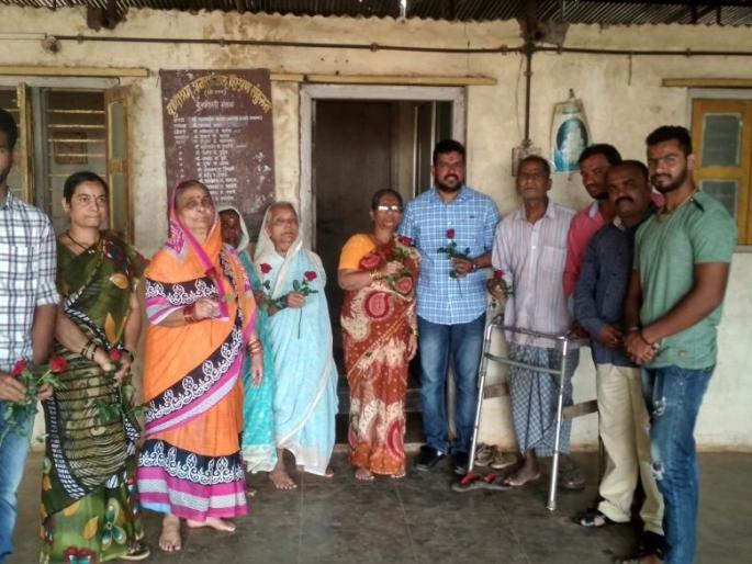 Valentine Day: In the old man's home ... youthful social commitment; Feast of lunch | Valentine Day : वृद्धाश्रमात ...तरुणाईने जोपासली सामाजिक बांधीलकी ; पंगतीच्या जेवणाचा आस्वाद Valentine Day: In the old man's home ... youthful social commitment; Feast of lunch | Valentine Day : वृद्धाश्रमात ...तरुणाईने जोपासली सामाजिक बांधीलकी ; पंगतीच्या जेवणाचा आस्वाद