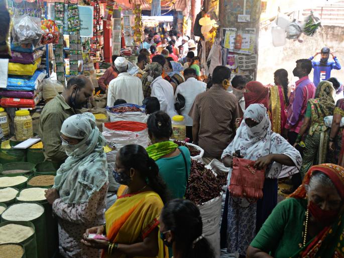 Roads for shopping, shops, malls full: Crowds trample rules | खरेदीसाठी रस्ते, दुकाने, मॉल फुल्ल : गर्दीमुळे नियमांची पायमल्ली Roads for shopping, shops, malls full: Crowds trample rules | खरेदीसाठी रस्ते, दुकाने, मॉल फुल्ल : गर्दीमुळे नियमांची पायमल्ली