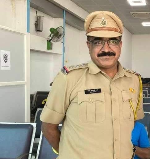 We lost in front of the politics in the police ... He is tying the knot with his wife's double ... | पोलिसांतील राजकारणासमोर हरलो... बायकोच्या दुपट्ट्याने मरणगाठ बांधतोय...