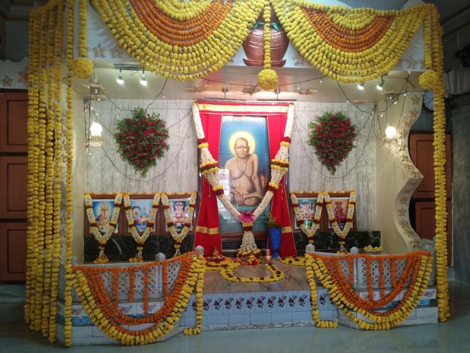 Temples closed ... Swami's service from home | मंदिरे बंद...स्वामींची सेवा घरातूनच, समर्थ प्रकटदिन साधेपणाने साजरा Temples closed ... Swami's service from home | मंदिरे बंद...स्वामींची सेवा घरातूनच, समर्थ प्रकटदिन साधेपणाने साजरा