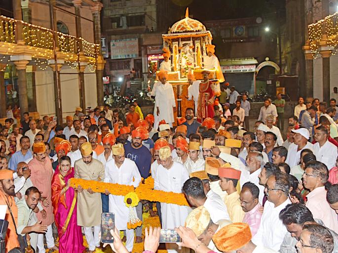 Chhatrapati Shivaji Maharaj chariot festival in Kolhapur, great enthusiasm of Shiva lovers | कोल्हापुरात शिवमय वातावरणात छत्रपती शिवराय, ताराराणींचा रथोत्सव, शिवप्रेमींचा उदंड उत्साह Chhatrapati Shivaji Maharaj chariot festival in Kolhapur, great enthusiasm of Shiva lovers | कोल्हापुरात शिवमय वातावरणात छत्रपती शिवराय, ताराराणींचा रथोत्सव, शिवप्रेमींचा उदंड उत्साह