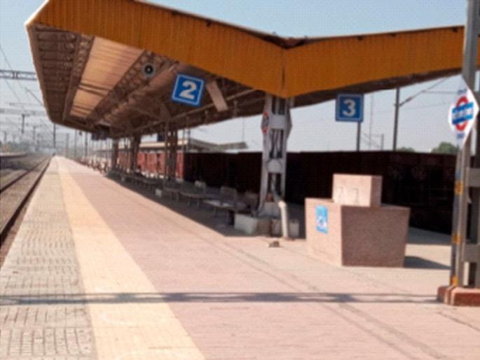 Passenger and passengers waiting for Khandesh Express to start | पॅसेंजर व खान्देश एक्सप्रेस सुरु होण्याची प्रवाशांना प्रतीक्षा Passenger and passengers waiting for Khandesh Express to start | पॅसेंजर व खान्देश एक्सप्रेस सुरु होण्याची प्रवाशांना प्रतीक्षा