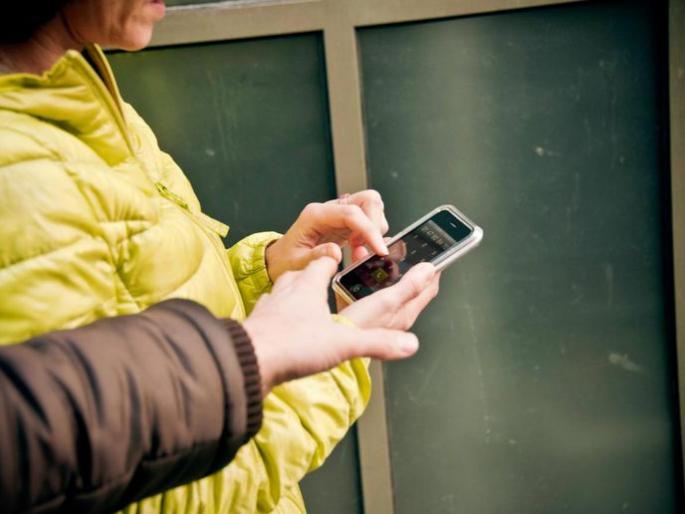 Rickshaw driver's mobile extended by passenger | प्रवाशाने लांबविला रिक्षा चालकांचा मोबाईल Rickshaw driver's mobile extended by passenger | प्रवाशाने लांबविला रिक्षा चालकांचा मोबाईल