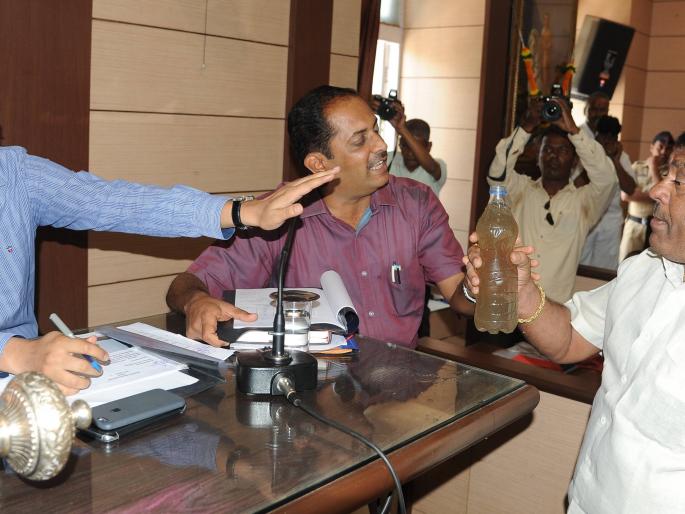 Kolhapur: 'Amrit Yojana' stuck in percentage, allegations in municipal council: ruling - opponent bhadele | कोल्हापूर : ‘अमृत योजना’ टक्केवारीत अडकली, महापालिकेच्या सभेत आरोप : सत्तारूढ - विरोधक भिडले Kolhapur: 'Amrit Yojana' stuck in percentage, allegations in municipal council: ruling - opponent bhadele | कोल्हापूर : ‘अमृत योजना’ टक्केवारीत अडकली, महापालिकेच्या सभेत आरोप : सत्तारूढ - विरोधक भिडले