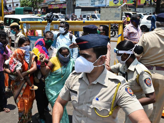 Terror in Morewadi with bare swords over farm, house, land sharing dispute | शेत, घर, जमीनवाटणीच्या वादातून मोरेवाडीत नंग्या तलवारी घेऊन दहशत Terror in Morewadi with bare swords over farm, house, land sharing dispute | शेत, घर, जमीनवाटणीच्या वादातून मोरेवाडीत नंग्या तलवारी घेऊन दहशत