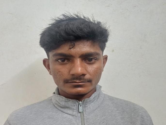 Police arrest minor boy who was walking around with a pistol on his waist in kolhapur | Kolhapur: भीती घालण्यासाठी पिस्तूल कमरेला लावून फिरत होता, एका अल्पवयीनला पोलिसांनी ताब्यात घेतला