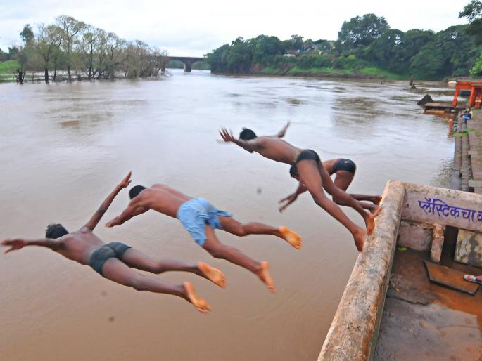 Twelve dams in the district are under water | जिल्ह्यातील बारा बंधारे पाण्याखाली Twelve dams in the district are under water | जिल्ह्यातील बारा बंधारे पाण्याखाली