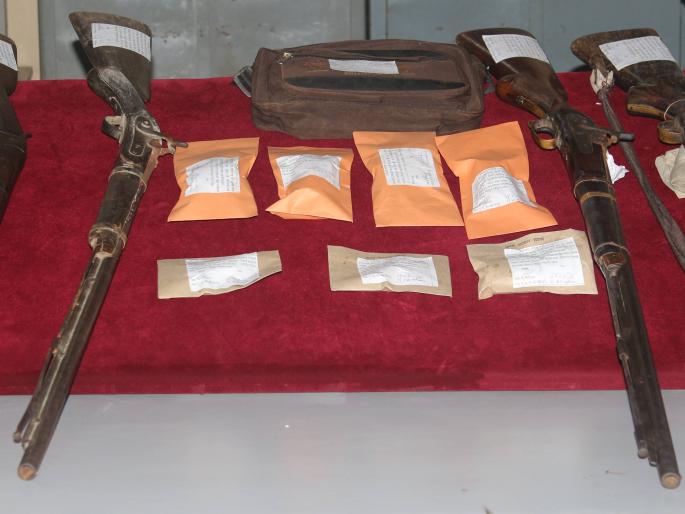 Kolhapur: Four persons arrested for hunting of four persons, four guns and ammunition seized | कोल्हापूर : चौघाजणांच्या शिकारी टोळीला अटक, चार बंदुका, दारूगोळा जप्त