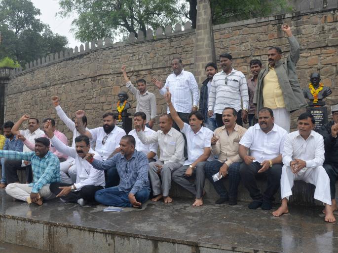 Maratha Reservation: Dussehra Chowk in Kolhapur, self-determination in Bindu Chowk, overhaul in the rainy season | Maratha Reservation : कोल्हापुरात दसरा चौकात ठिय्या, बिंदू चौकात आत्मचिंतन, भर पावसातही आंदोलन सुरूच