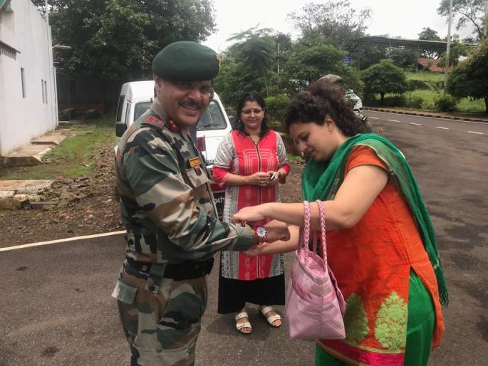 She expressed her gratitude for the young men by making the rakhi | महापुराच्या पाण्यातून सुखरुपपणे बाहेर, जवानांला राखी बांधून व्यक्त केली कृतज्ञता She expressed her gratitude for the young men by making the rakhi | महापुराच्या पाण्यातून सुखरुपपणे बाहेर, जवानांला राखी बांधून व्यक्त केली कृतज्ञता