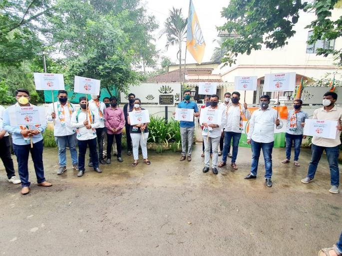 BJP workers went to face the Congress agitation, the atmosphere was tense | आत्मनिर्भर पॅकेज कुठे गेले ? युवक कॉग्रेसची चंद्रकांत पाटील यांच्या घरासमोर निदर्शने BJP workers went to face the Congress agitation, the atmosphere was tense | आत्मनिर्भर पॅकेज कुठे गेले ? युवक कॉग्रेसची चंद्रकांत पाटील यांच्या घरासमोर निदर्शने