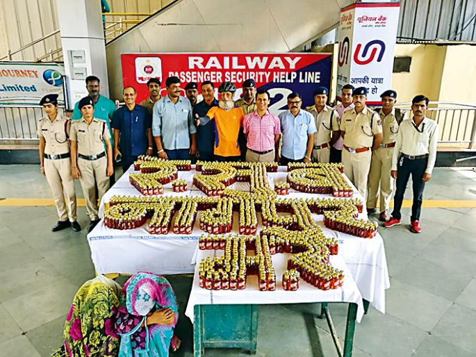 'Swarnjayanti' has two thousand bottles of liquor | ‘स्वर्णजयंती’त दारूच्या दोन हजार बाटल्या 'Swarnjayanti' has two thousand bottles of liquor | ‘स्वर्णजयंती’त दारूच्या दोन हजार बाटल्या