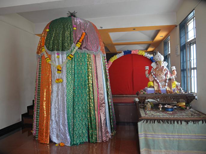 In the Kolhapur region, the tradition of unity is maintained by the Talim Mandals, in the city of Ganesh idol, with the installation in the city | कोल्हापुरातील तालीम मंडळांनी जपली ऐक्याची परंपरा, पंजासह गणेशमूर्तीची शहरात प्रतिष्ठापना