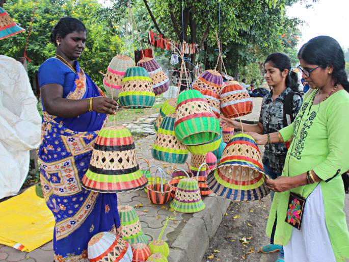 The purchase of Diwali in the course of promotion | Diwali : प्रचाराच्या रणधुमाळीत दिवाळीच्या खरेदीची लगबग The purchase of Diwali in the course of promotion | Diwali : प्रचाराच्या रणधुमाळीत दिवाळीच्या खरेदीची लगबग