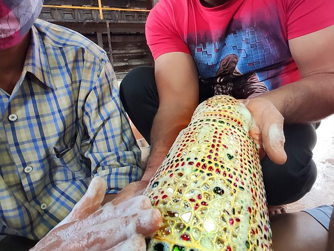 Donation of Rs | मंदिर बंद असतानाही अंबाबाईला ७ लाखांचे दागिने अर्पण-११ लाखांची देणगी Donation of Rs | मंदिर बंद असतानाही अंबाबाईला ७ लाखांचे दागिने अर्पण-११ लाखांची देणगी