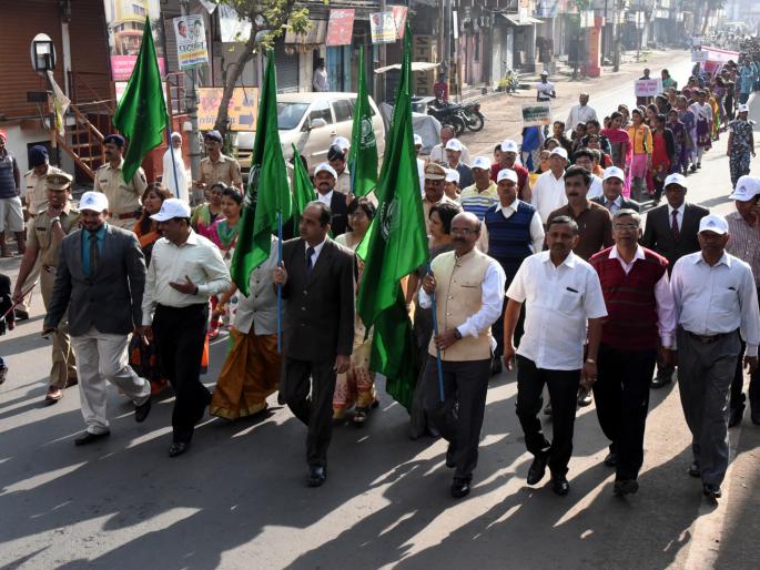 Prohibition of 'Padmavati', Rajsthani Hindu Samaj, Kolhapur Front Strike | ‘पद्मावती’ चित्रपटावर बंदी घाला, राजस्थानी हिंदू समाजाचा कोल्हापुरात धडक मोर्चा Prohibition of 'Padmavati', Rajsthani Hindu Samaj, Kolhapur Front Strike | ‘पद्मावती’ चित्रपटावर बंदी घाला, राजस्थानी हिंदू समाजाचा कोल्हापुरात धडक मोर्चा