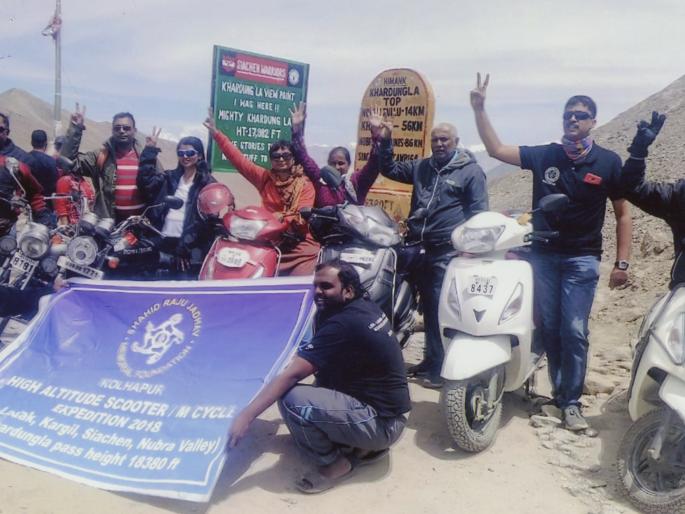 Leh-Ladakh journey from Kolhapur's Ranarigani's bicycle | कोल्हापूरच्या रणरागिणींची दुचाकीवरून लेह-लदाख सफर Leh-Ladakh journey from Kolhapur's Ranarigani's bicycle | कोल्हापूरच्या रणरागिणींची दुचाकीवरून लेह-लदाख सफर