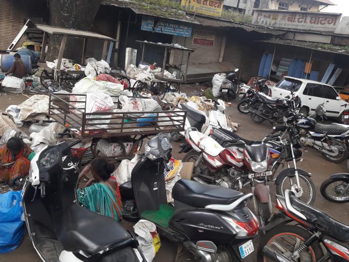 The chicken market became a wreckage market, the commercial complex project was stopped | कोंबडी बाजार बनला भंगार बाजार, व्यापारी संकुलाचा प्रकल्प रखडला The chicken market became a wreckage market, the commercial complex project was stopped | कोंबडी बाजार बनला भंगार बाजार, व्यापारी संकुलाचा प्रकल्प रखडला