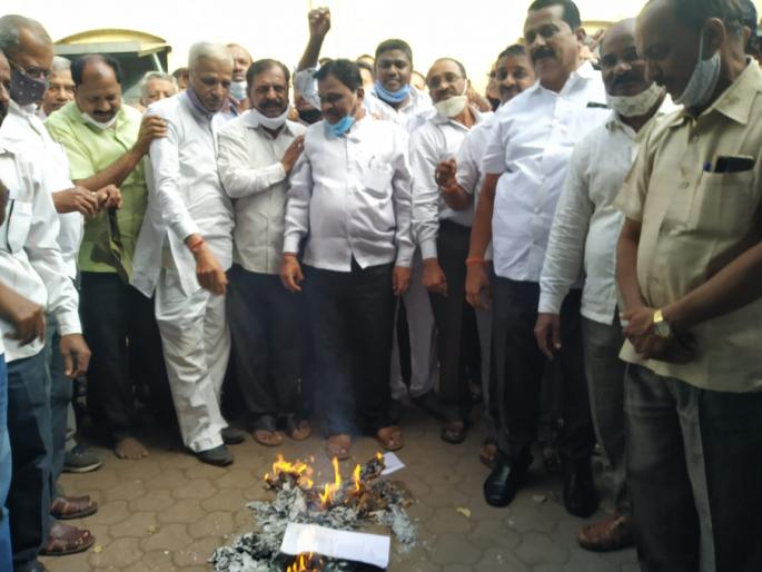 Holi of government order regarding class IV employees in schools | शाळांतील चतुर्थ श्रेणी कर्मचाऱ्यांबाबतच्या शासन आदेशाची होळी Holi of government order regarding class IV employees in schools | शाळांतील चतुर्थ श्रेणी कर्मचाऱ्यांबाबतच्या शासन आदेशाची होळी