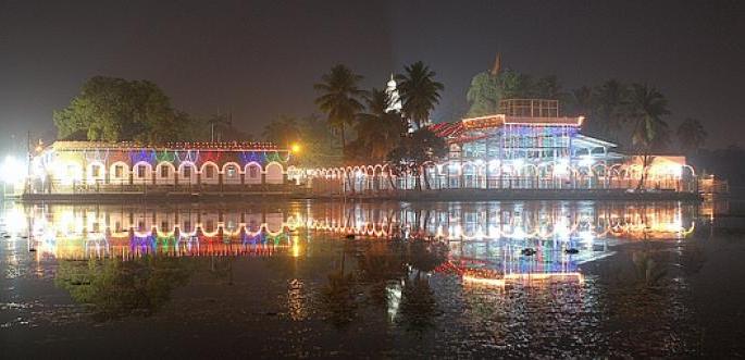 By the grace of nature, the lake filled Shri Siddaramashwar; Thousands of lamps will be illuminated with 'Lokmat' initiative! | निसर्गाच्या कृपेनं तलाव भरला श्री सिद्धरामेश्वरांचा; ‘लोकमत’ पुढाकारातून प्रकाशही पडणार हजारो दिव्यांचा ! By the grace of nature, the lake filled Shri Siddaramashwar; Thousands of lamps will be illuminated with 'Lokmat' initiative! | निसर्गाच्या कृपेनं तलाव भरला श्री सिद्धरामेश्वरांचा; ‘लोकमत’ पुढाकारातून प्रकाशही पडणार हजारो दिव्यांचा !