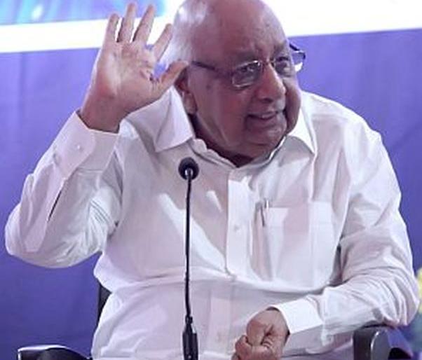 Gandhians did not show Gandhi as warrior | गांधीवाद्यांनी लढाऊ गांधी सांगितलेच नाही Gandhians did not show Gandhi as warrior | गांधीवाद्यांनी लढाऊ गांधी सांगितलेच नाही