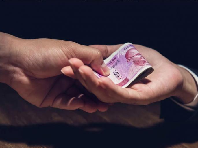 Gram sevak was arrested while accepting a bribe of 3000 rupees in buldhana | ग्रामसेवकास तीन हजारांची लाच घेतांना अटक, Gram sevak was arrested while accepting a bribe of 3000 rupees in buldhana | ग्रामसेवकास तीन हजारांची लाच घेतांना अटक,