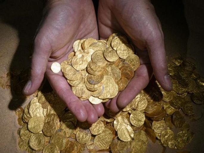 Denmark archeologist discovers two pound gold biggest treasure of danish history | ज्याला समजलं मातीत दबलेला कचरा, तो निघाला सोन्याचा खजिना; वैज्ञानिकांचा मोठा शोध Denmark archeologist discovers two pound gold biggest treasure of danish history | ज्याला समजलं मातीत दबलेला कचरा, तो निघाला सोन्याचा खजिना; वैज्ञानिकांचा मोठा शोध