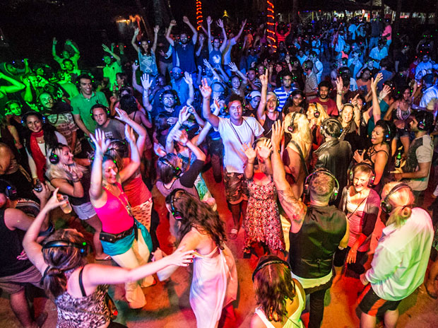 In whose hands are the keys of 'drunk' day and night in Goa? | गोव्यात ‘झिंगलेल्या’ दिवस-रात्रींच्या चाव्या कुणाच्या हातात?